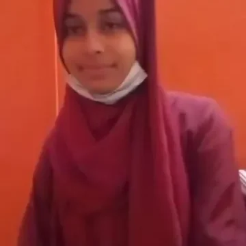 طالبة محجبة تلعب وتمص في زوبر زميلها داخل المدرسة