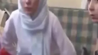 بنتين سوريتين مع راجل يعرو طيزهم الحلوة وهو يتفرج عليهم