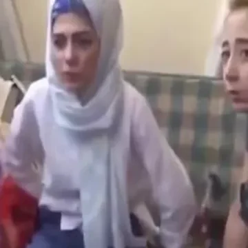 بنتين سوريتين مع راجل يعرو طيزهم الحلوة وهو يتفرج عليهم