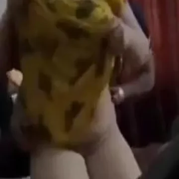 احلي كابلز من البحرين وبنت جسمها بلد لابسة العباية وطيزها حلوة