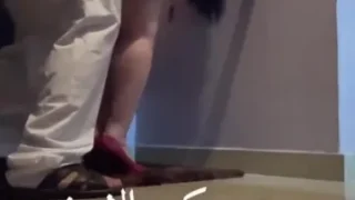 شيخ سعودي مع عاهرة يلعب في طيزها الكبيرة وينيكها علي الواقف