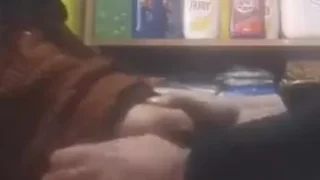 صاحب سوبر ماركت يقفش في بزاز ست سورية كبيرة