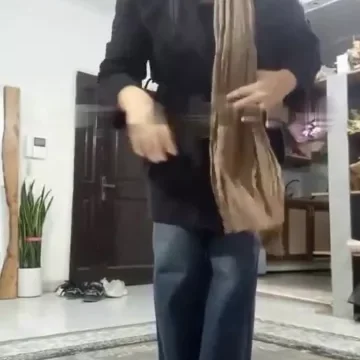 عسولة كويتية محجبة فاجرة تخلع وتعمل حركات جنسية فاجرة