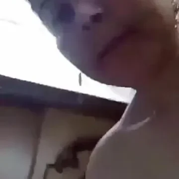 شرموطة بلدي هايجة تفرك في كسها طالبة النيك