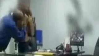 المدير يزنق السكرتيرة في المكتب ويطلعها زبه ويعمل جنس معها