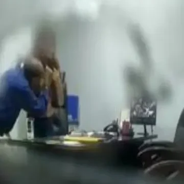 المدير يزنق السكرتيرة في المكتب ويطلعها زبه ويعمل جنس معها