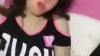 موزة صايعة صغيرة تعمل تيك توك وهي عارية ملط