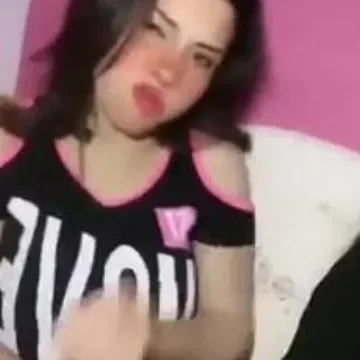 موزة صايعة صغيرة تعمل تيك توك وهي عارية ملط