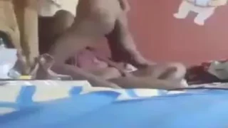 عمر يجيب صحبته شقته ويخليها تمص زبه بالعافية