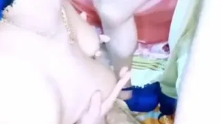 الخبرة تمص زبر زوجها بقوة وتجلس علية بطيزها