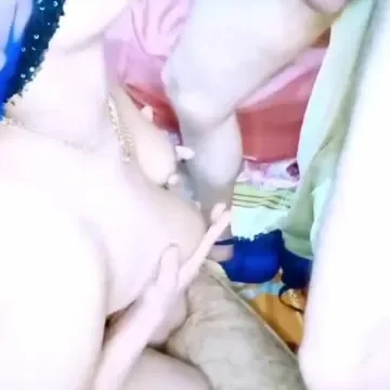 الخبرة تمص زبر زوجها بقوة وتجلس علية بطيزها