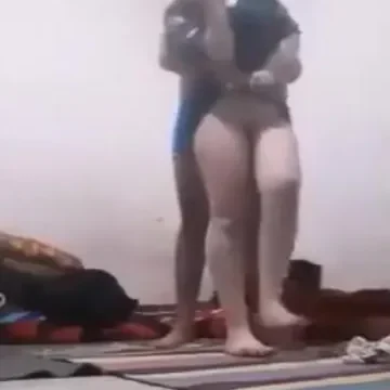 شاب يمني يزنق صحبته في بيت مهجور وينيكها علي الارض