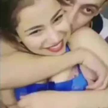 أخ ديوث مطلع أخته لايف علشان الناس تبعت لهم هدايا