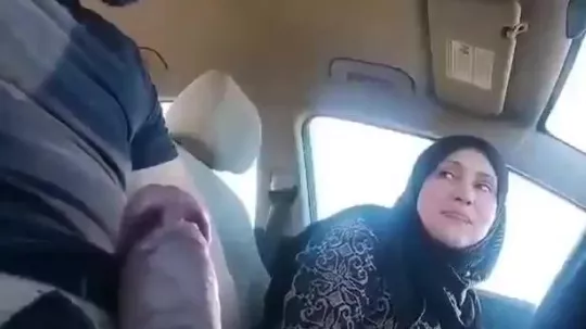 لبوة سورية محجبة تمص زبر عشيقها داخل السيارة