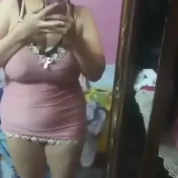 بنت جسمها جامد تعرض طيزها الحلوة وتتناك نار