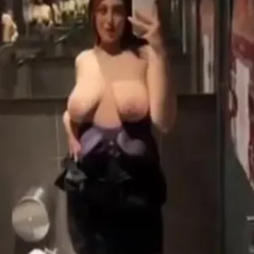 فتاة مشهورة بتعمل اعلانات علي النت تعمل عرض سكس