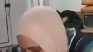 الخدامة تمص في زبر صاحب المنزل عشان ترضيه