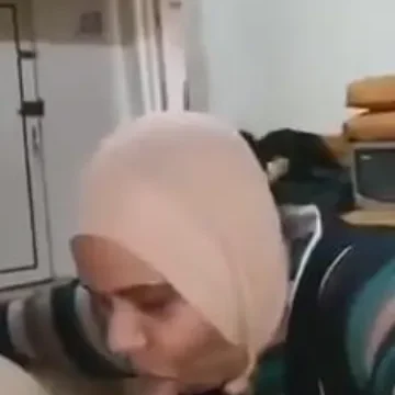 الخدامة تمص في زبر صاحب المنزل عشان ترضيه