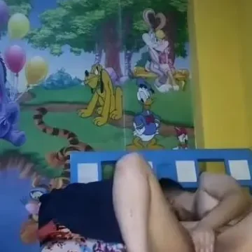 نياكة رومانسية بين ازواج في غرفة الاطفال