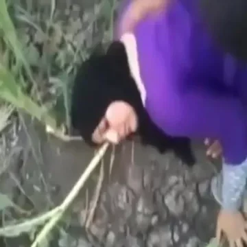 فلاحة مصرية محجبة تتناك داخل الارض الزرعية من مجموعة شباب من القرية