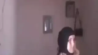 فلاحه عراقية محجبة تخلع العباية وتبعبص في كسها المربرب