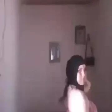 فلاحه عراقية محجبة تخلع العباية وتبعبص في كسها المربرب