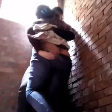 شاب مع صحبته المحجبة علي سطح العمارة واحلي جنس