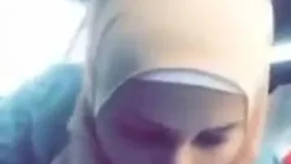 محجبة تونسية جميلة تمص زبر حبيبها وهو سايق العربية