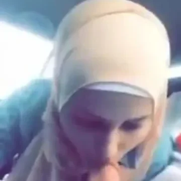 محجبة تونسية جميلة تمص زبر حبيبها وهو سايق العربية