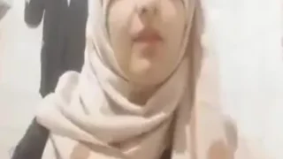 محجبة تونسية صغيرة هايجة في الحمام تعمل سكس