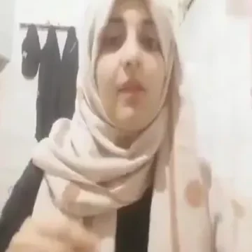 محجبة تونسية صغيرة هايجة في الحمام تعمل سكس