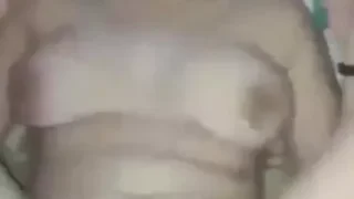 واد فاجر ينيك صحبته الحلوة البيضة في كسها علي السرير