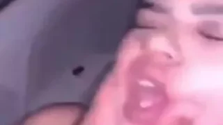 خليجي ينيك قحبة في السيارة ويضربها علي وجهها