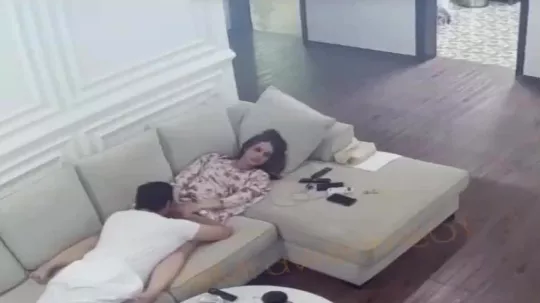 برومانسية شاب يلحس في كس حبيبته الحلوة وهي نيامة علي الانترية