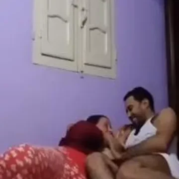 لبوة مصرية كبيرة مربربة تهزر وتمص زبر شاب صغير مراهق