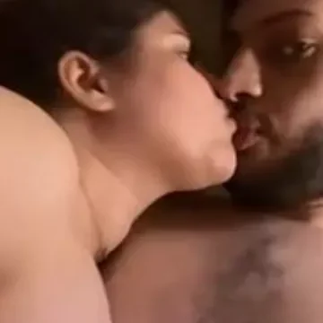 لبوة خليجية مع حبيبها نازلين بوس واحضان ومص بزاز ومص في الزبر روعة