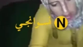 فلاحة مغربية محجبة تمص زبر جارها وتتناك داخل الزريبة