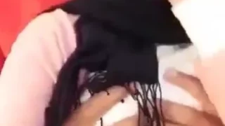واد صايع مع زميلته المحجبة يمسك في بزازها ويبوسها نار