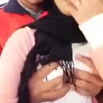 واد صايع مع زميلته المحجبة يمسك في بزازها ويبوسها نار