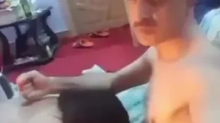 راجل عجوز يخلي بنت صغيرة حلوة تمص زبره مقابل المال