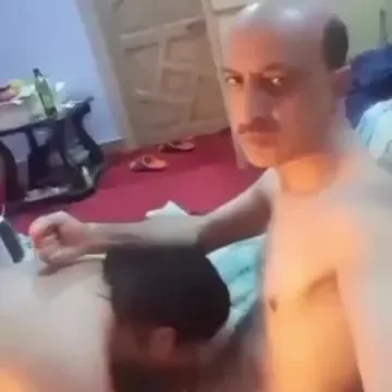 راجل عجوز يخلي بنت صغيرة حلوة تمص زبره مقابل المال