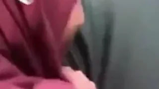 عمانية محجبة تتناك داخل سيارة في طريق عام