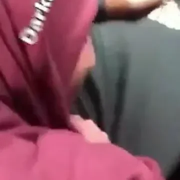 عمانية محجبة تتناك داخل سيارة في طريق عام