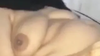 سعودية منتقبة تعري كسها وتبعبص فيه جامد