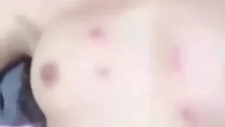 بنت كيوت لبنانية صغيرة مع حبيبها يحك زبه الكبير في كسها من بره ويسخنها نار