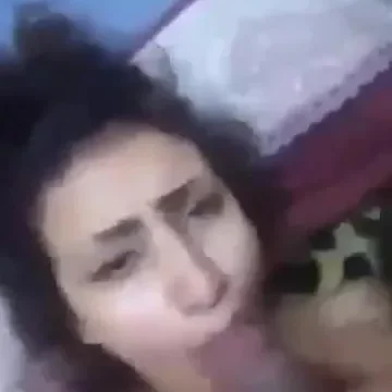 لبوة عراقية ترضع الزبر الكبير وهي نيامة عارية علي السرير