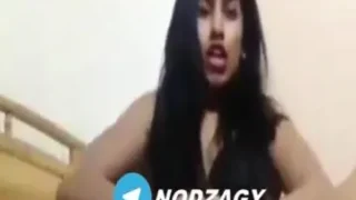 فضيحة لطالبة مراهقة تكلم حبيبها فيديو وتلعب في كسها