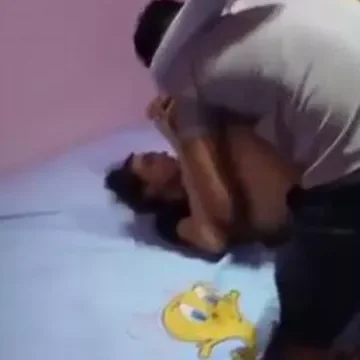 شاب يجيب صحبته اشقته ويقلها هنييك يابنت المتناكة