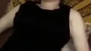 مصري يسخن علي خطيبته الحلوة ويخلعها البنطلون وينيكها علي الارض