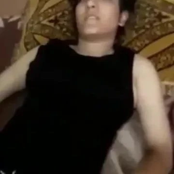 مصري يسخن علي خطيبته الحلوة ويخلعها البنطلون وينيكها علي الارض